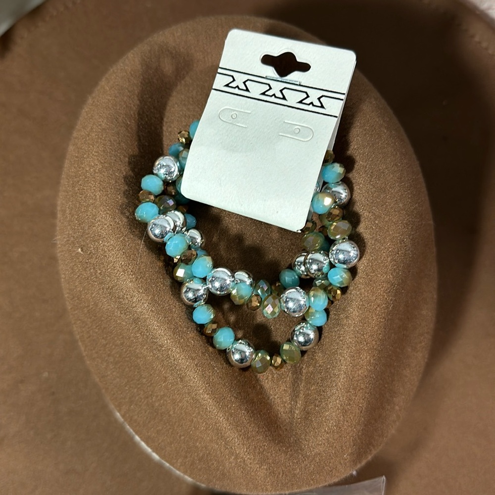 NWT gorgeous beaded stretch bracelet